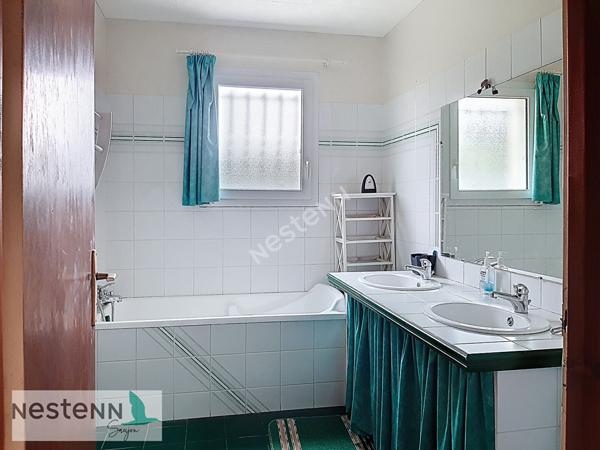 A vendre maison à deux pas du centre de Saujon,110 m², 3 chambres,2 garages, terrain de 815m²