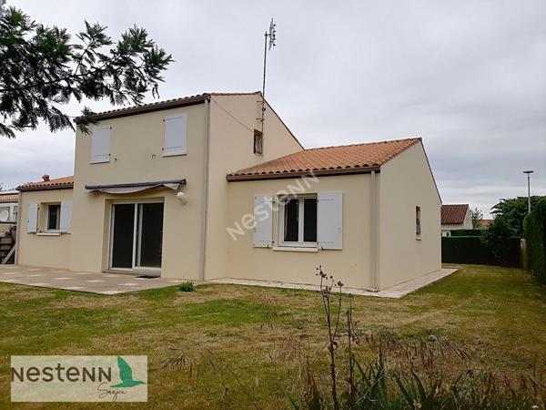 A vendre maison à deux pas du centre de Saujon,110 m², 3 chambres,2 garages, terrain de 815m²