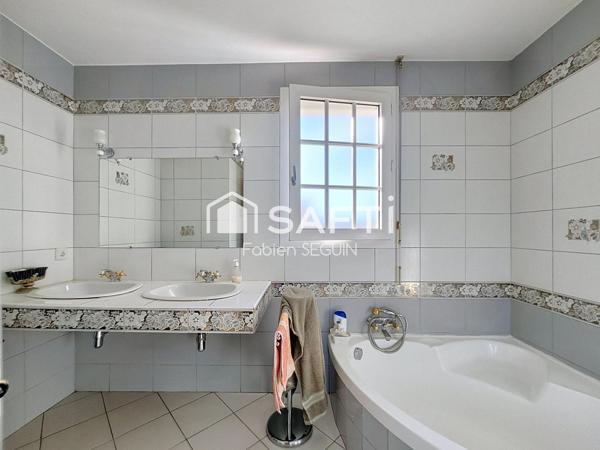 Pavillon familial 4 chambres, bien entretenu, grand garage, sur un beau terrain clos