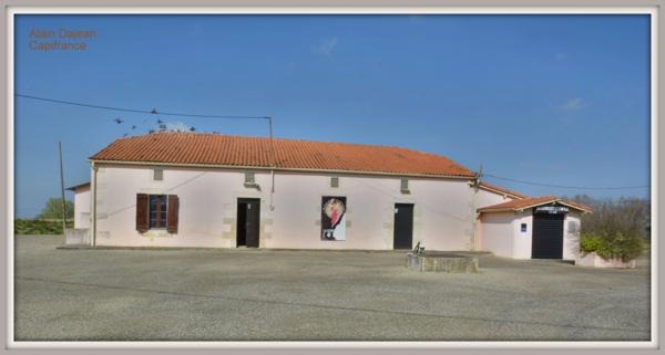 Bâtiment à Usage Commercial - 300 M2 avec parking de 3 500 M2- Proche axe passant