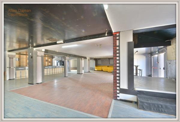 Bâtiment à Usage Commercial - 300 M2 avec parking de 3 500 M2- Proche axe passant