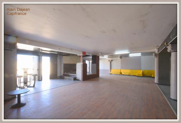 Bâtiment à Usage Commercial - 300 M2 avec parking de 3 500 M2- Proche axe passant