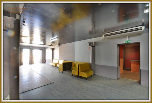 Bâtiment à Usage Commercial - 300 M2 avec parking de 3 500 M2- Proche axe passant