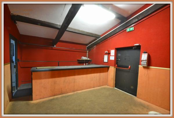 Bâtiment à Usage Commercial - 300 M2 avec parking de 3 500 M2- Proche axe passant