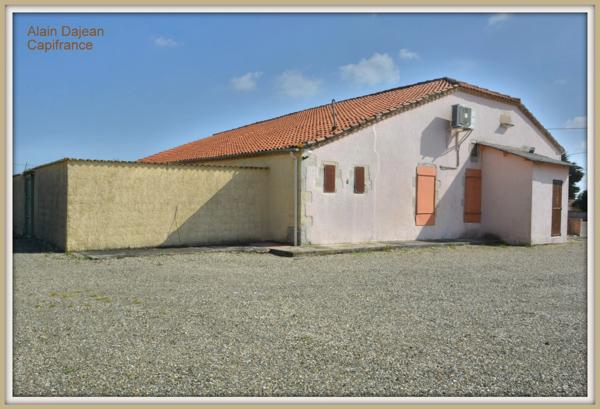 Bâtiment à Usage Commercial - 300 M2 avec parking de 3 500 M2- Proche axe passant