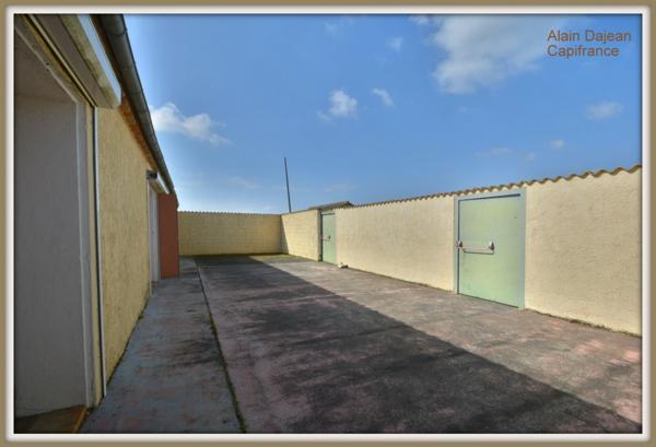 Bâtiment à Usage Commercial - 300 M2 avec parking de 3 500 M2- Proche axe passant