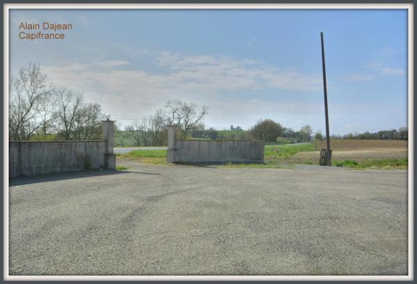 Bâtiment à Usage Commercial - 300 M2 avec parking de 3 500 M2- Proche axe passant