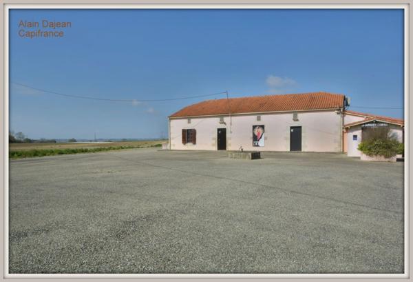 Bâtiment à Usage Commercial - 300 M2 avec parking de 3 500 M2- Proche axe passant