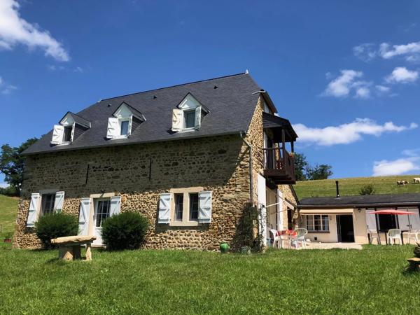 Belle maison en pierre, avec dépendances et une vue magnifique sur les Pyrénées