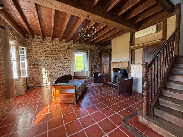 Belle maison en pierre, avec dépendances et une vue magnifique sur les Pyrénées