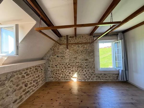 Belle maison en pierre, avec dépendances et une vue magnifique sur les Pyrénées
