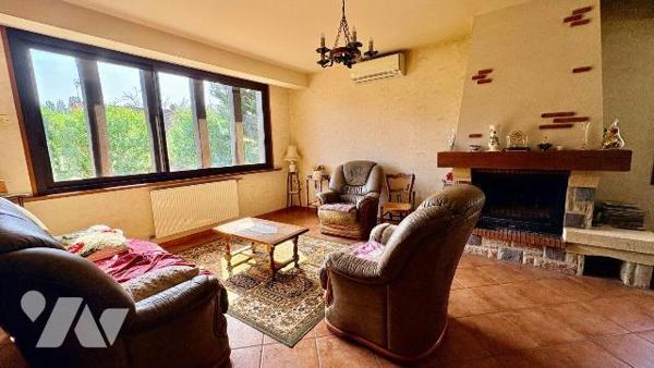 Située dans un environnement agréable à Salbris (41300), cette belle maison construite en 1996 ...