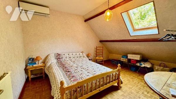 Située dans un environnement agréable à Salbris (41300), cette belle maison construite en 1996 ...