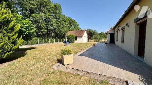 Située dans un environnement agréable à Salbris (41300), cette belle maison construite en 1996 ...