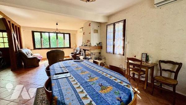 Située dans un environnement agréable à Salbris (41300), cette belle maison construite en 1996 ...