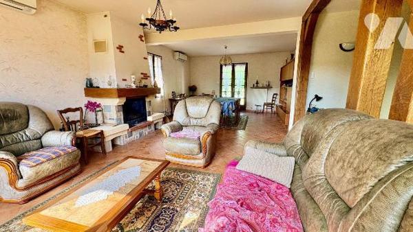Située dans un environnement agréable à Salbris (41300), cette belle maison construite en 1996 ...