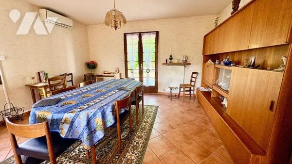 Située dans un environnement agréable à Salbris (41300), cette belle maison construite en 1996 ...