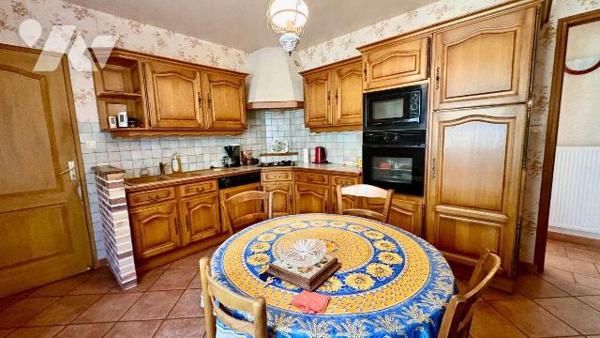 Située dans un environnement agréable à Salbris (41300), cette belle maison construite en 1996 ...