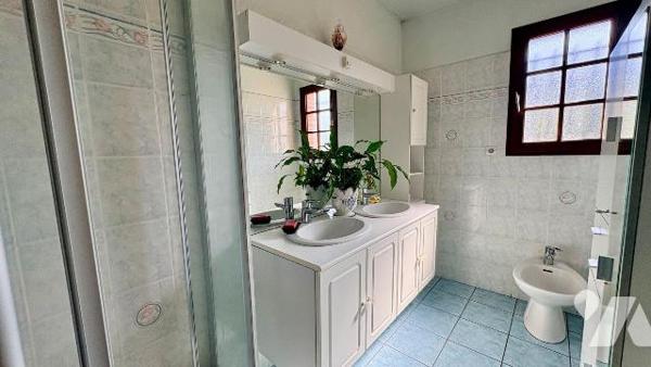 Située dans un environnement agréable à Salbris (41300), cette belle maison construite en 1996 ...