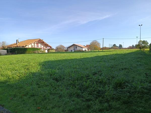 TERRAIN CONSTRUCTBLE EN PARTIE VIABILISE SUR LES HAUTEURS D'AIRE SUR L'ADOUR.