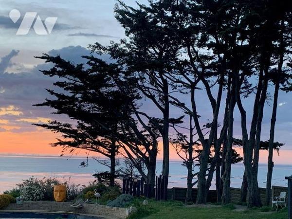 Propriété à Vendre à Hillion en Côtes-d'Armor (22) avec vue sur mer, d'une surface habitable d'...