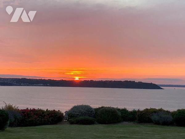 Propriété à Vendre à Hillion en Côtes-d'Armor (22) avec vue sur mer, d'une surface habitable d'...