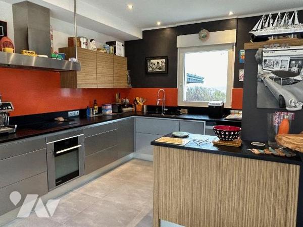 Propriété à Vendre à Hillion en Côtes-d'Armor (22) avec vue sur mer, d'une surface habitable d'...