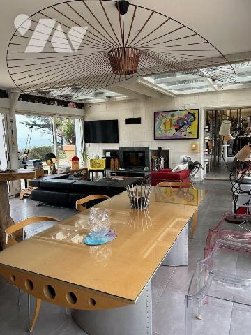 Propriété à Vendre à Hillion en Côtes-d'Armor (22) avec vue sur mer, d'une surface habitable d'...