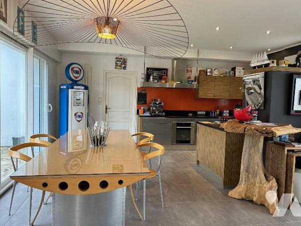 Propriété à Vendre à Hillion en Côtes-d'Armor (22) avec vue sur mer, d'une surface habitable d'...