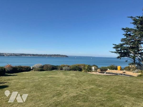 Propriété à Vendre à Hillion en Côtes-d'Armor (22) avec vue sur mer, d'une surface habitable d'...