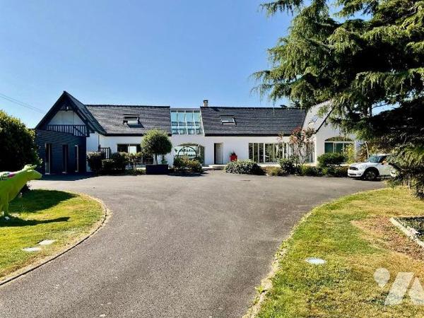 Propriété à Vendre à Hillion en Côtes-d'Armor (22) avec vue sur mer, d'une surface habitable d'...