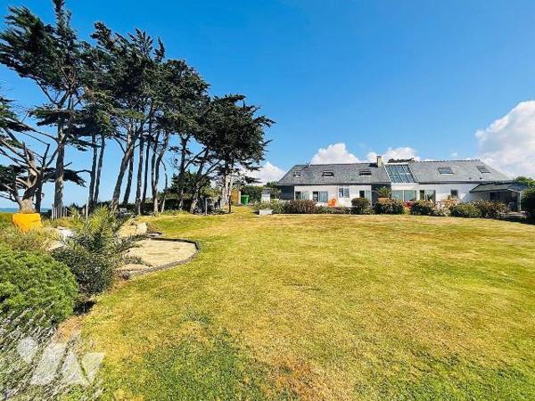 Propriété à Vendre à Hillion en Côtes-d'Armor (22) avec vue sur mer, d'une surface habitable d'...