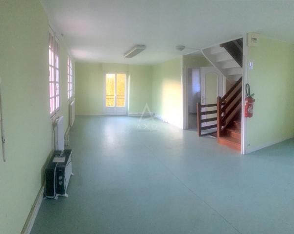 Maison à rénover, beaux volumes et fort potentiel