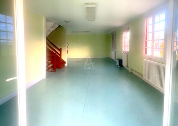 Maison à rénover, beaux volumes et fort potentiel