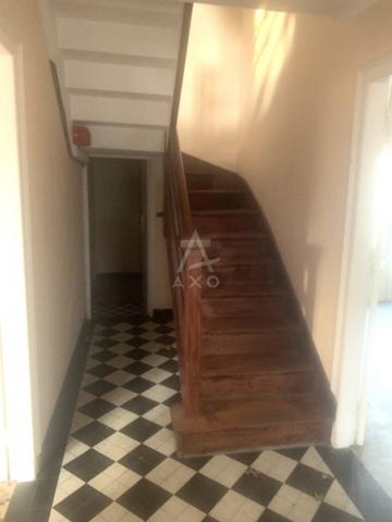 Maison à rénover, beaux volumes et fort potentiel