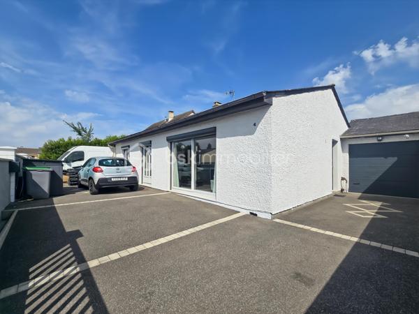 🏡 Charmante maison de plain-pied d’environ 105 m², implantée sur un terrain d’un peu plus de 500 m², située sur la commune d’Othis (77), dans une impasse calme et recherchée.
Elle se compose d’une spacieuse entrée, d’un vaste séjour très lumineux d’environ 40 m² ☀️, ainsi que d’une cuisine séparée entièrement équipée (four, plaques de cuisson, hotte, lave-vaisselle et réfrigérateur).
🛏️ La maison offre trois belles chambres, chacune bénéficiant d’un accès direct à la terrasse et au jardin grâce à une porte-fenêtre.
🚗 Un garage avec mezzanine de rangement complète ce bien. À l’extérieur, vous profiterez de deux portails pour véhicules ainsi que de la possibilité de stationner jusqu’à quatre voitures à l’intérieur de la propriété.
🌳 Le jardin, sans vis-à-vis, constitue un véritable espace de détente en toute intimité.
✨ Des travaux récents ont été réalisés, notamment l’installation des deux portails, le terrassement de la cour avant et l’installation d’un poêle à granulés dans le salon. La maison est également équipée de stores électriques sur l’ensemble des ouvertures et dispose de nombreux espaces de rangement.
🔥 La maison est raccordée au gaz de ville et bénéficie d’une chaudière Saunier Duval récente, offrant un chauffage performant et un confort optimal tout au long de l’année.
📍 Idéalement située à proximité immédiate des commerces et de tous les établissements scolaires, cette maison allie confort, fonctionnalité et qualité de vie.