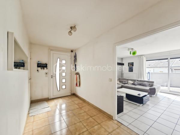 🏡 Charmante maison de plain-pied d’environ 105 m², implantée sur un terrain d’un peu plus de 500 m², située sur la commune d’Othis (77), dans une impasse calme et recherchée.
Elle se compose d’une spacieuse entrée, d’un vaste séjour très lumineux d’environ 40 m² ☀️, ainsi que d’une cuisine séparée entièrement équipée (four, plaques de cuisson, hotte, lave-vaisselle et réfrigérateur).
🛏️ La maison offre trois belles chambres, chacune bénéficiant d’un accès direct à la terrasse et au jardin grâce à une porte-fenêtre.
🚗 Un garage avec mezzanine de rangement complète ce bien. À l’extérieur, vous profiterez de deux portails pour véhicules ainsi que de la possibilité de stationner jusqu’à quatre voitures à l’intérieur de la propriété.
🌳 Le jardin, sans vis-à-vis, constitue un véritable espace de détente en toute intimité.
✨ Des travaux récents ont été réalisés, notamment l’installation des deux portails, le terrassement de la cour avant et l’installation d’un poêle à granulés dans le salon. La maison est également équipée de stores électriques sur l’ensemble des ouvertures et dispose de nombreux espaces de rangement.
🔥 La maison est raccordée au gaz de ville et bénéficie d’une chaudière Saunier Duval récente, offrant un chauffage performant et un confort optimal tout au long de l’année.
📍 Idéalement située à proximité immédiate des commerces et de tous les établissements scolaires, cette maison allie confort, fonctionnalité et qualité de vie.