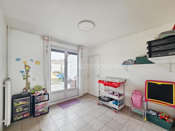 🏡 Charmante maison de plain-pied d’environ 105 m², implantée sur un terrain d’un peu plus de 500 m², située sur la commune d’Othis (77), dans une impasse calme et recherchée.
Elle se compose d’une spacieuse entrée, d’un vaste séjour très lumineux d’environ 40 m² ☀️, ainsi que d’une cuisine séparée entièrement équipée (four, plaques de cuisson, hotte, lave-vaisselle et réfrigérateur).
🛏️ La maison offre trois belles chambres, chacune bénéficiant d’un accès direct à la terrasse et au jardin grâce à une porte-fenêtre.
🚗 Un garage avec mezzanine de rangement complète ce bien. À l’extérieur, vous profiterez de deux portails pour véhicules ainsi que de la possibilité de stationner jusqu’à quatre voitures à l’intérieur de la propriété.
🌳 Le jardin, sans vis-à-vis, constitue un véritable espace de détente en toute intimité.
✨ Des travaux récents ont été réalisés, notamment l’installation des deux portails, le terrassement de la cour avant et l’installation d’un poêle à granulés dans le salon. La maison est également équipée de stores électriques sur l’ensemble des ouvertures et dispose de nombreux espaces de rangement.
🔥 La maison est raccordée au gaz de ville et bénéficie d’une chaudière Saunier Duval récente, offrant un chauffage performant et un confort optimal tout au long de l’année.
📍 Idéalement située à proximité immédiate des commerces et de tous les établissements scolaires, cette maison allie confort, fonctionnalité et qualité de vie.
