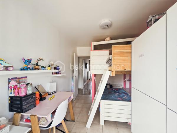 🏡 Charmante maison de plain-pied d’environ 105 m², implantée sur un terrain d’un peu plus de 500 m², située sur la commune d’Othis (77), dans une impasse calme et recherchée.
Elle se compose d’une spacieuse entrée, d’un vaste séjour très lumineux d’environ 40 m² ☀️, ainsi que d’une cuisine séparée entièrement équipée (four, plaques de cuisson, hotte, lave-vaisselle et réfrigérateur).
🛏️ La maison offre trois belles chambres, chacune bénéficiant d’un accès direct à la terrasse et au jardin grâce à une porte-fenêtre.
🚗 Un garage avec mezzanine de rangement complète ce bien. À l’extérieur, vous profiterez de deux portails pour véhicules ainsi que de la possibilité de stationner jusqu’à quatre voitures à l’intérieur de la propriété.
🌳 Le jardin, sans vis-à-vis, constitue un véritable espace de détente en toute intimité.
✨ Des travaux récents ont été réalisés, notamment l’installation des deux portails, le terrassement de la cour avant et l’installation d’un poêle à granulés dans le salon. La maison est également équipée de stores électriques sur l’ensemble des ouvertures et dispose de nombreux espaces de rangement.
🔥 La maison est raccordée au gaz de ville et bénéficie d’une chaudière Saunier Duval récente, offrant un chauffage performant et un confort optimal tout au long de l’année.
📍 Idéalement située à proximité immédiate des commerces et de tous les établissements scolaires, cette maison allie confort, fonctionnalité et qualité de vie.