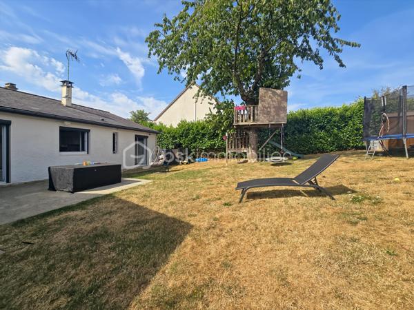 🏡 Charmante maison de plain-pied d’environ 105 m², implantée sur un terrain d’un peu plus de 500 m², située sur la commune d’Othis (77), dans une impasse calme et recherchée.
Elle se compose d’une spacieuse entrée, d’un vaste séjour très lumineux d’environ 40 m² ☀️, ainsi que d’une cuisine séparée entièrement équipée (four, plaques de cuisson, hotte, lave-vaisselle et réfrigérateur).
🛏️ La maison offre trois belles chambres, chacune bénéficiant d’un accès direct à la terrasse et au jardin grâce à une porte-fenêtre.
🚗 Un garage avec mezzanine de rangement complète ce bien. À l’extérieur, vous profiterez de deux portails pour véhicules ainsi que de la possibilité de stationner jusqu’à quatre voitures à l’intérieur de la propriété.
🌳 Le jardin, sans vis-à-vis, constitue un véritable espace de détente en toute intimité.
✨ Des travaux récents ont été réalisés, notamment l’installation des deux portails, le terrassement de la cour avant et l’installation d’un poêle à granulés dans le salon. La maison est également équipée de stores électriques sur l’ensemble des ouvertures et dispose de nombreux espaces de rangement.
🔥 La maison est raccordée au gaz de ville et bénéficie d’une chaudière Saunier Duval récente, offrant un chauffage performant et un confort optimal tout au long de l’année.
📍 Idéalement située à proximité immédiate des commerces et de tous les établissements scolaires, cette maison allie confort, fonctionnalité et qualité de vie.