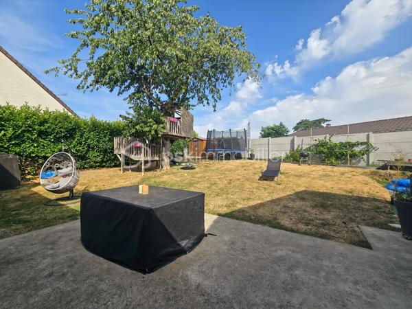 🏡 Charmante maison de plain-pied d’environ 105 m², implantée sur un terrain d’un peu plus de 500 m², située sur la commune d’Othis (77), dans une impasse calme et recherchée.
Elle se compose d’une spacieuse entrée, d’un vaste séjour très lumineux d’environ 40 m² ☀️, ainsi que d’une cuisine séparée entièrement équipée (four, plaques de cuisson, hotte, lave-vaisselle et réfrigérateur).
🛏️ La maison offre trois belles chambres, chacune bénéficiant d’un accès direct à la terrasse et au jardin grâce à une porte-fenêtre.
🚗 Un garage avec mezzanine de rangement complète ce bien. À l’extérieur, vous profiterez de deux portails pour véhicules ainsi que de la possibilité de stationner jusqu’à quatre voitures à l’intérieur de la propriété.
🌳 Le jardin, sans vis-à-vis, constitue un véritable espace de détente en toute intimité.
✨ Des travaux récents ont été réalisés, notamment l’installation des deux portails, le terrassement de la cour avant et l’installation d’un poêle à granulés dans le salon. La maison est également équipée de stores électriques sur l’ensemble des ouvertures et dispose de nombreux espaces de rangement.
🔥 La maison est raccordée au gaz de ville et bénéficie d’une chaudière Saunier Duval récente, offrant un chauffage performant et un confort optimal tout au long de l’année.
📍 Idéalement située à proximité immédiate des commerces et de tous les établissements scolaires, cette maison allie confort, fonctionnalité et qualité de vie.
