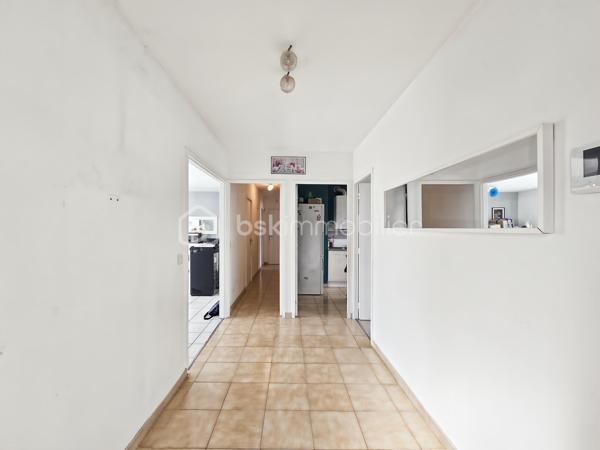 🏡 Charmante maison de plain-pied d’environ 105 m², implantée sur un terrain d’un peu plus de 500 m², située sur la commune d’Othis (77), dans une impasse calme et recherchée.
Elle se compose d’une spacieuse entrée, d’un vaste séjour très lumineux d’environ 40 m² ☀️, ainsi que d’une cuisine séparée entièrement équipée (four, plaques de cuisson, hotte, lave-vaisselle et réfrigérateur).
🛏️ La maison offre trois belles chambres, chacune bénéficiant d’un accès direct à la terrasse et au jardin grâce à une porte-fenêtre.
🚗 Un garage avec mezzanine de rangement complète ce bien. À l’extérieur, vous profiterez de deux portails pour véhicules ainsi que de la possibilité de stationner jusqu’à quatre voitures à l’intérieur de la propriété.
🌳 Le jardin, sans vis-à-vis, constitue un véritable espace de détente en toute intimité.
✨ Des travaux récents ont été réalisés, notamment l’installation des deux portails, le terrassement de la cour avant et l’installation d’un poêle à granulés dans le salon. La maison est également équipée de stores électriques sur l’ensemble des ouvertures et dispose de nombreux espaces de rangement.
🔥 La maison est raccordée au gaz de ville et bénéficie d’une chaudière Saunier Duval récente, offrant un chauffage performant et un confort optimal tout au long de l’année.
📍 Idéalement située à proximité immédiate des commerces et de tous les établissements scolaires, cette maison allie confort, fonctionnalité et qualité de vie.