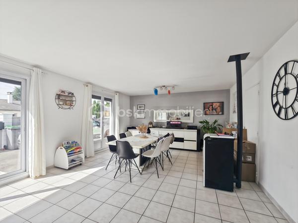 🏡 Charmante maison de plain-pied d’environ 105 m², implantée sur un terrain d’un peu plus de 500 m², située sur la commune d’Othis (77), dans une impasse calme et recherchée.
Elle se compose d’une spacieuse entrée, d’un vaste séjour très lumineux d’environ 40 m² ☀️, ainsi que d’une cuisine séparée entièrement équipée (four, plaques de cuisson, hotte, lave-vaisselle et réfrigérateur).
🛏️ La maison offre trois belles chambres, chacune bénéficiant d’un accès direct à la terrasse et au jardin grâce à une porte-fenêtre.
🚗 Un garage avec mezzanine de rangement complète ce bien. À l’extérieur, vous profiterez de deux portails pour véhicules ainsi que de la possibilité de stationner jusqu’à quatre voitures à l’intérieur de la propriété.
🌳 Le jardin, sans vis-à-vis, constitue un véritable espace de détente en toute intimité.
✨ Des travaux récents ont été réalisés, notamment l’installation des deux portails, le terrassement de la cour avant et l’installation d’un poêle à granulés dans le salon. La maison est également équipée de stores électriques sur l’ensemble des ouvertures et dispose de nombreux espaces de rangement.
🔥 La maison est raccordée au gaz de ville et bénéficie d’une chaudière Saunier Duval récente, offrant un chauffage performant et un confort optimal tout au long de l’année.
📍 Idéalement située à proximité immédiate des commerces et de tous les établissements scolaires, cette maison allie confort, fonctionnalité et qualité de vie.