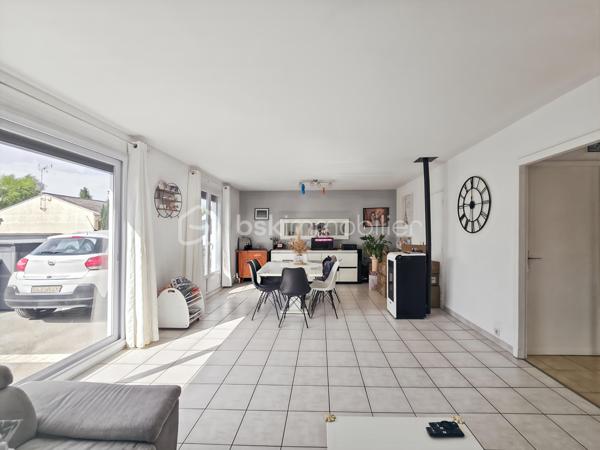🏡 Charmante maison de plain-pied d’environ 105 m², implantée sur un terrain d’un peu plus de 500 m², située sur la commune d’Othis (77), dans une impasse calme et recherchée.
Elle se compose d’une spacieuse entrée, d’un vaste séjour très lumineux d’environ 40 m² ☀️, ainsi que d’une cuisine séparée entièrement équipée (four, plaques de cuisson, hotte, lave-vaisselle et réfrigérateur).
🛏️ La maison offre trois belles chambres, chacune bénéficiant d’un accès direct à la terrasse et au jardin grâce à une porte-fenêtre.
🚗 Un garage avec mezzanine de rangement complète ce bien. À l’extérieur, vous profiterez de deux portails pour véhicules ainsi que de la possibilité de stationner jusqu’à quatre voitures à l’intérieur de la propriété.
🌳 Le jardin, sans vis-à-vis, constitue un véritable espace de détente en toute intimité.
✨ Des travaux récents ont été réalisés, notamment l’installation des deux portails, le terrassement de la cour avant et l’installation d’un poêle à granulés dans le salon. La maison est également équipée de stores électriques sur l’ensemble des ouvertures et dispose de nombreux espaces de rangement.
🔥 La maison est raccordée au gaz de ville et bénéficie d’une chaudière Saunier Duval récente, offrant un chauffage performant et un confort optimal tout au long de l’année.
📍 Idéalement située à proximité immédiate des commerces et de tous les établissements scolaires, cette maison allie confort, fonctionnalité et qualité de vie.