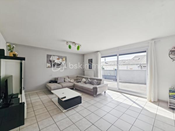 🏡 Charmante maison de plain-pied d’environ 105 m², implantée sur un terrain d’un peu plus de 500 m², située sur la commune d’Othis (77), dans une impasse calme et recherchée.
Elle se compose d’une spacieuse entrée, d’un vaste séjour très lumineux d’environ 40 m² ☀️, ainsi que d’une cuisine séparée entièrement équipée (four, plaques de cuisson, hotte, lave-vaisselle et réfrigérateur).
🛏️ La maison offre trois belles chambres, chacune bénéficiant d’un accès direct à la terrasse et au jardin grâce à une porte-fenêtre.
🚗 Un garage avec mezzanine de rangement complète ce bien. À l’extérieur, vous profiterez de deux portails pour véhicules ainsi que de la possibilité de stationner jusqu’à quatre voitures à l’intérieur de la propriété.
🌳 Le jardin, sans vis-à-vis, constitue un véritable espace de détente en toute intimité.
✨ Des travaux récents ont été réalisés, notamment l’installation des deux portails, le terrassement de la cour avant et l’installation d’un poêle à granulés dans le salon. La maison est également équipée de stores électriques sur l’ensemble des ouvertures et dispose de nombreux espaces de rangement.
🔥 La maison est raccordée au gaz de ville et bénéficie d’une chaudière Saunier Duval récente, offrant un chauffage performant et un confort optimal tout au long de l’année.
📍 Idéalement située à proximité immédiate des commerces et de tous les établissements scolaires, cette maison allie confort, fonctionnalité et qualité de vie.