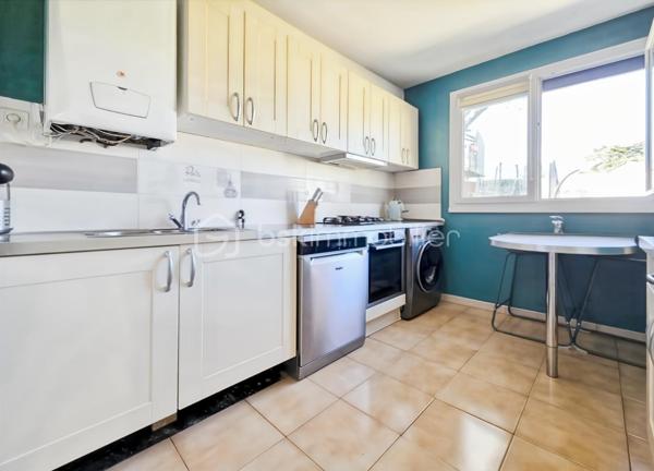 🏡 Charmante maison de plain-pied d’environ 105 m², implantée sur un terrain d’un peu plus de 500 m², située sur la commune d’Othis (77), dans une impasse calme et recherchée.
Elle se compose d’une spacieuse entrée, d’un vaste séjour très lumineux d’environ 40 m² ☀️, ainsi que d’une cuisine séparée entièrement équipée (four, plaques de cuisson, hotte, lave-vaisselle et réfrigérateur).
🛏️ La maison offre trois belles chambres, chacune bénéficiant d’un accès direct à la terrasse et au jardin grâce à une porte-fenêtre.
🚗 Un garage avec mezzanine de rangement complète ce bien. À l’extérieur, vous profiterez de deux portails pour véhicules ainsi que de la possibilité de stationner jusqu’à quatre voitures à l’intérieur de la propriété.
🌳 Le jardin, sans vis-à-vis, constitue un véritable espace de détente en toute intimité.
✨ Des travaux récents ont été réalisés, notamment l’installation des deux portails, le terrassement de la cour avant et l’installation d’un poêle à granulés dans le salon. La maison est également équipée de stores électriques sur l’ensemble des ouvertures et dispose de nombreux espaces de rangement.
🔥 La maison est raccordée au gaz de ville et bénéficie d’une chaudière Saunier Duval récente, offrant un chauffage performant et un confort optimal tout au long de l’année.
📍 Idéalement située à proximité immédiate des commerces et de tous les établissements scolaires, cette maison allie confort, fonctionnalité et qualité de vie.