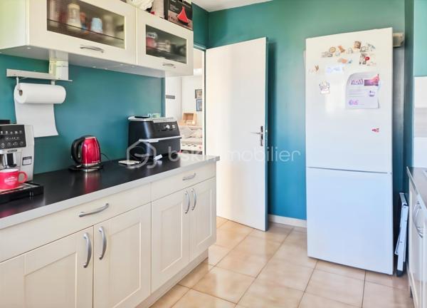 🏡 Charmante maison de plain-pied d’environ 105 m², implantée sur un terrain d’un peu plus de 500 m², située sur la commune d’Othis (77), dans une impasse calme et recherchée.
Elle se compose d’une spacieuse entrée, d’un vaste séjour très lumineux d’environ 40 m² ☀️, ainsi que d’une cuisine séparée entièrement équipée (four, plaques de cuisson, hotte, lave-vaisselle et réfrigérateur).
🛏️ La maison offre trois belles chambres, chacune bénéficiant d’un accès direct à la terrasse et au jardin grâce à une porte-fenêtre.
🚗 Un garage avec mezzanine de rangement complète ce bien. À l’extérieur, vous profiterez de deux portails pour véhicules ainsi que de la possibilité de stationner jusqu’à quatre voitures à l’intérieur de la propriété.
🌳 Le jardin, sans vis-à-vis, constitue un véritable espace de détente en toute intimité.
✨ Des travaux récents ont été réalisés, notamment l’installation des deux portails, le terrassement de la cour avant et l’installation d’un poêle à granulés dans le salon. La maison est également équipée de stores électriques sur l’ensemble des ouvertures et dispose de nombreux espaces de rangement.
🔥 La maison est raccordée au gaz de ville et bénéficie d’une chaudière Saunier Duval récente, offrant un chauffage performant et un confort optimal tout au long de l’année.
📍 Idéalement située à proximité immédiate des commerces et de tous les établissements scolaires, cette maison allie confort, fonctionnalité et qualité de vie.