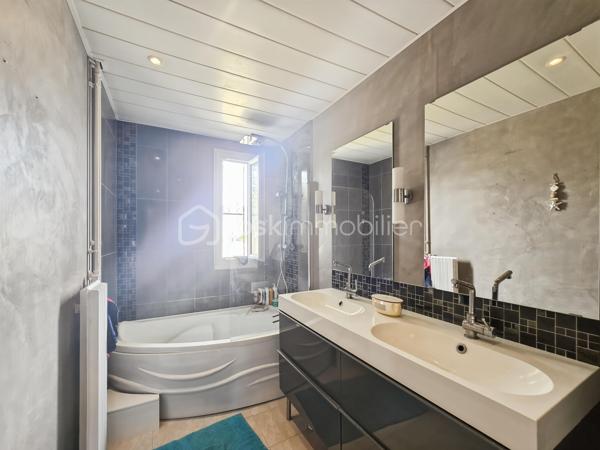 🏡 Charmante maison de plain-pied d’environ 105 m², implantée sur un terrain d’un peu plus de 500 m², située sur la commune d’Othis (77), dans une impasse calme et recherchée.
Elle se compose d’une spacieuse entrée, d’un vaste séjour très lumineux d’environ 40 m² ☀️, ainsi que d’une cuisine séparée entièrement équipée (four, plaques de cuisson, hotte, lave-vaisselle et réfrigérateur).
🛏️ La maison offre trois belles chambres, chacune bénéficiant d’un accès direct à la terrasse et au jardin grâce à une porte-fenêtre.
🚗 Un garage avec mezzanine de rangement complète ce bien. À l’extérieur, vous profiterez de deux portails pour véhicules ainsi que de la possibilité de stationner jusqu’à quatre voitures à l’intérieur de la propriété.
🌳 Le jardin, sans vis-à-vis, constitue un véritable espace de détente en toute intimité.
✨ Des travaux récents ont été réalisés, notamment l’installation des deux portails, le terrassement de la cour avant et l’installation d’un poêle à granulés dans le salon. La maison est également équipée de stores électriques sur l’ensemble des ouvertures et dispose de nombreux espaces de rangement.
🔥 La maison est raccordée au gaz de ville et bénéficie d’une chaudière Saunier Duval récente, offrant un chauffage performant et un confort optimal tout au long de l’année.
📍 Idéalement située à proximité immédiate des commerces et de tous les établissements scolaires, cette maison allie confort, fonctionnalité et qualité de vie.