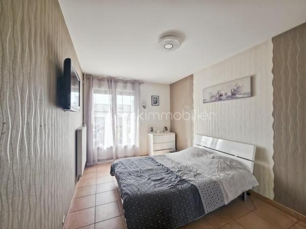 🏡 Charmante maison de plain-pied d’environ 105 m², implantée sur un terrain d’un peu plus de 500 m², située sur la commune d’Othis (77), dans une impasse calme et recherchée.
Elle se compose d’une spacieuse entrée, d’un vaste séjour très lumineux d’environ 40 m² ☀️, ainsi que d’une cuisine séparée entièrement équipée (four, plaques de cuisson, hotte, lave-vaisselle et réfrigérateur).
🛏️ La maison offre trois belles chambres, chacune bénéficiant d’un accès direct à la terrasse et au jardin grâce à une porte-fenêtre.
🚗 Un garage avec mezzanine de rangement complète ce bien. À l’extérieur, vous profiterez de deux portails pour véhicules ainsi que de la possibilité de stationner jusqu’à quatre voitures à l’intérieur de la propriété.
🌳 Le jardin, sans vis-à-vis, constitue un véritable espace de détente en toute intimité.
✨ Des travaux récents ont été réalisés, notamment l’installation des deux portails, le terrassement de la cour avant et l’installation d’un poêle à granulés dans le salon. La maison est également équipée de stores électriques sur l’ensemble des ouvertures et dispose de nombreux espaces de rangement.
🔥 La maison est raccordée au gaz de ville et bénéficie d’une chaudière Saunier Duval récente, offrant un chauffage performant et un confort optimal tout au long de l’année.
📍 Idéalement située à proximité immédiate des commerces et de tous les établissements scolaires, cette maison allie confort, fonctionnalité et qualité de vie.