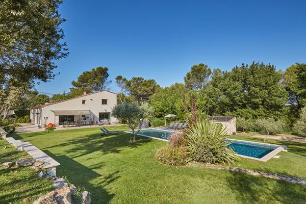 Propriété Rognes 6 pièces 230 m2 avec piscine, carport, garage et studio indépendant. sur 4800m² de terrain !